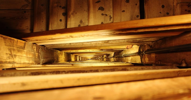 Comment rénover un escalier ancien en bois sans tout casser