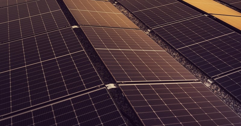 Installer des panneaux solaires sur une maison ancienne : le guide malin